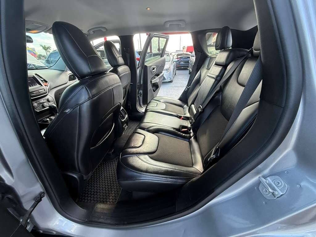 Used 2019 Jeep Cherokee Latitude Plus w/ Cold Weather Group AWD/4WD image 15