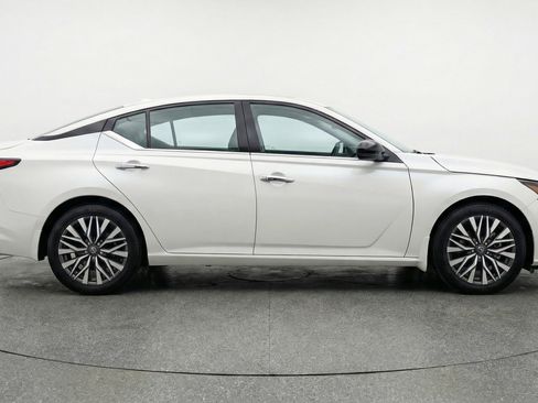 Used 2025 Nissan Altima 2.5 SV FWD image 11