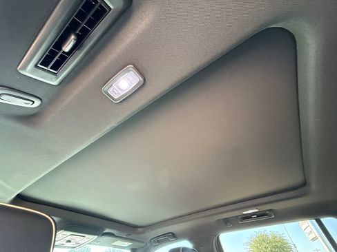 Used 2022 GMC Yukon SLT w/ SLT Premium Package RWD image 16