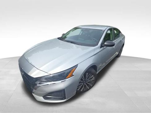 Used 2025 Nissan Altima 2.5 SV FWD image 8