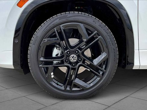 New 2026 Volkswagen Tiguan SE R-Line FWD image 11