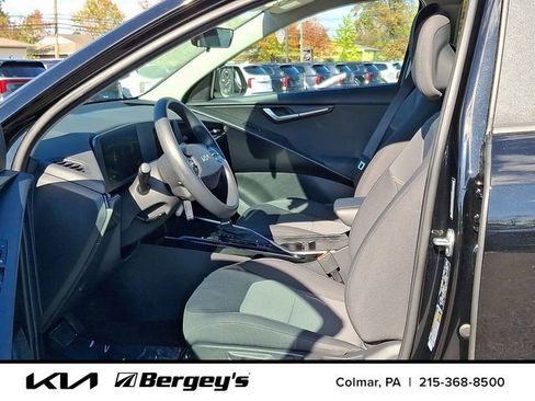 Used 2025 Kia Niro LX image 16