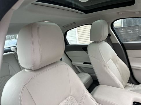 Used 2017 Jaguar XF Prestige image 18