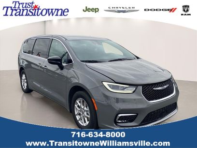 Used 2025 Chrysler Pacifica Select