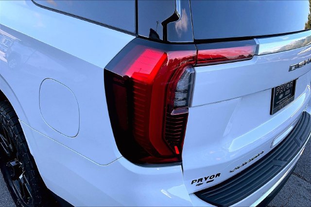Used 2025 GMC Yukon Denali AWD/4WD image 23