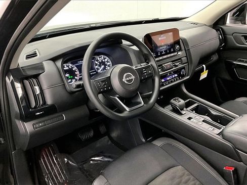 Used 2024 Nissan Pathfinder S image 12