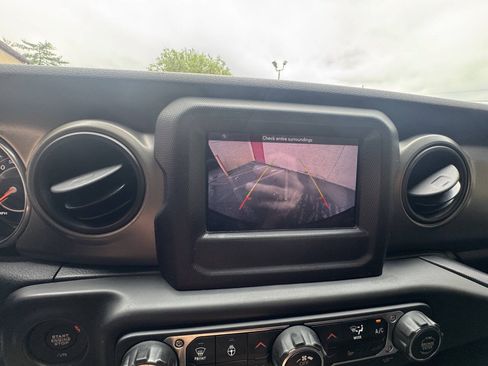 Used 2018 Jeep Wrangler Unlimited Sport S AWD/4WD image 35