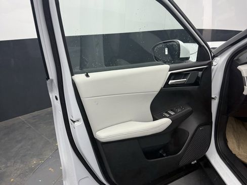 New 2025 Mitsubishi Outlander SE image 15