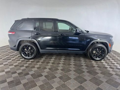 Used 2024 Jeep Grand Cherokee Altitude AWD/4WD image 7