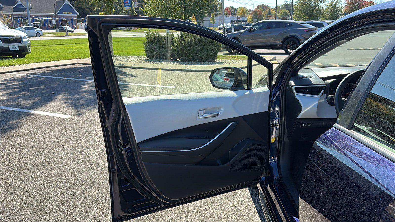Used 2022 Toyota Corolla SE w/ SE Premium Package FWD image 8