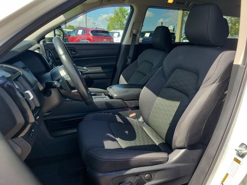Used 2024 Nissan Pathfinder SV FWD image 16