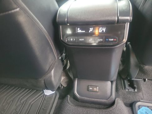 Used 2024 Toyota Highlander XLE FWD image 31