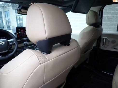 Used 2022 Toyota Sienna Limited image 16