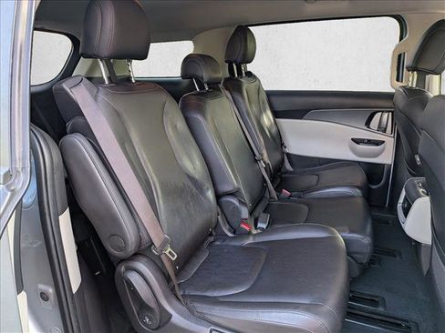 Used 2023 Kia Carnival LX image 18