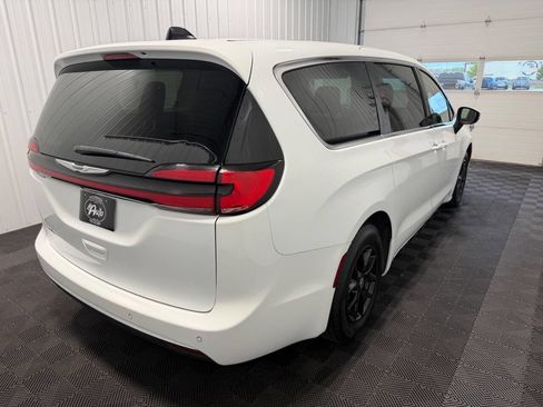 Used 2023 Chrysler Pacifica Touring-L FWD image 4