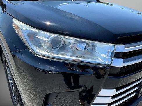 Used 2019 Toyota Highlander XLE AWD/4WD image 39