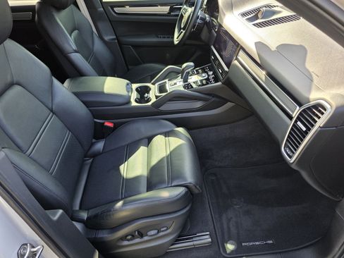 Used 2023 Porsche Cayenne Platinum Edition AWD/4WD image 3