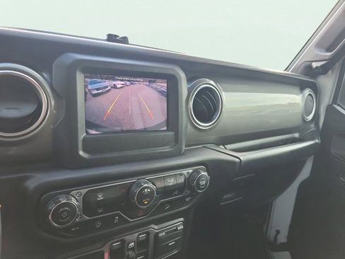 Used 2019 Jeep Wrangler Unlimited Sahara image 39