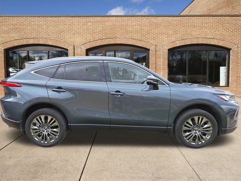 Used 2023 Toyota Venza XLE image 2