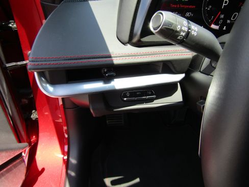 Used 2025 Chevrolet Corvette Stingray Premium Cpe w/ Z51 Performance Package RWD image 15