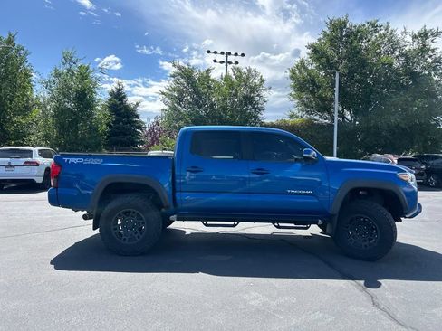 Used 2018 Toyota Tacoma TRD Off-Road w/ Technology Package AWD/4WD image 4