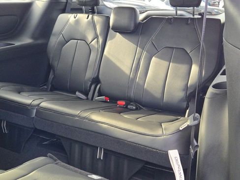 New 2026 Chrysler Pacifica Select image 19
