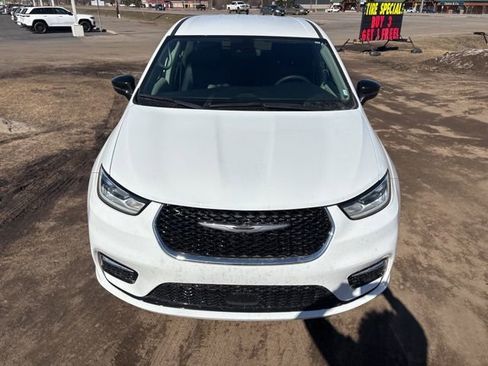 Used 2024 Chrysler Pacifica Touring-L image 2