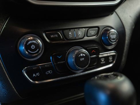 Used 2020 Jeep Cherokee Latitude Plus FWD image 12