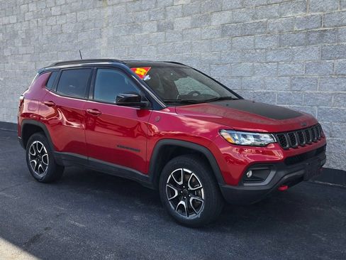 Used 2025 Jeep Compass Trailhawk AWD/4WD image 7