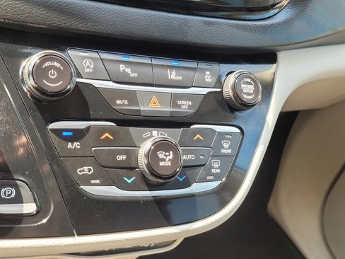 Used 2023 Chrysler Pacifica Touring-L FWD image 23