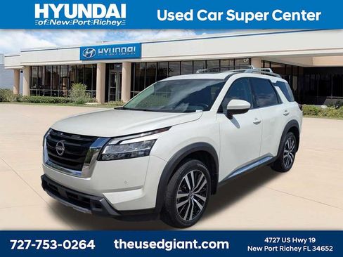 Used 2024 Nissan Pathfinder Platinum FWD image 1