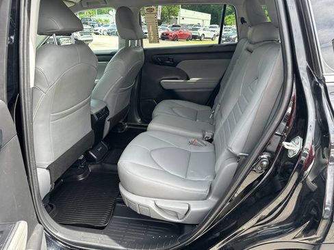 Used 2023 Toyota Highlander LE FWD image 21