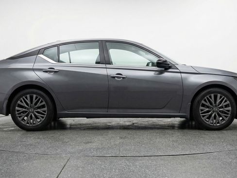 Used 2025 Nissan Altima 2.5 SV image 11