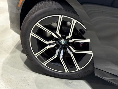 Used 2025 BMW i7 xDrive60 w/ Premium Package image 7