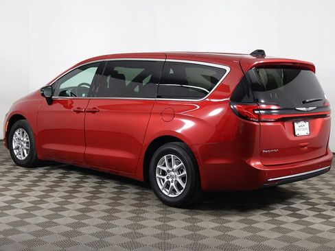 Used 2025 Chrysler Pacifica Select FWD image 10
