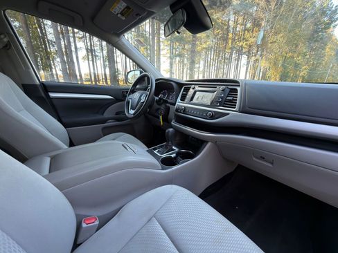 Used 2018 Toyota Highlander LE image 17