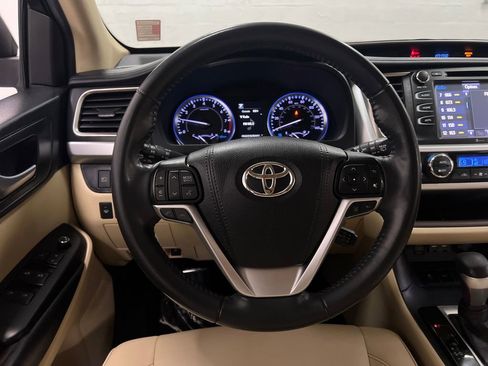 Used 2019 Toyota Highlander XLE FWD image 16
