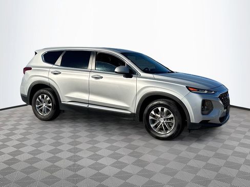 Used 2019 Hyundai Santa Fe SE image 2