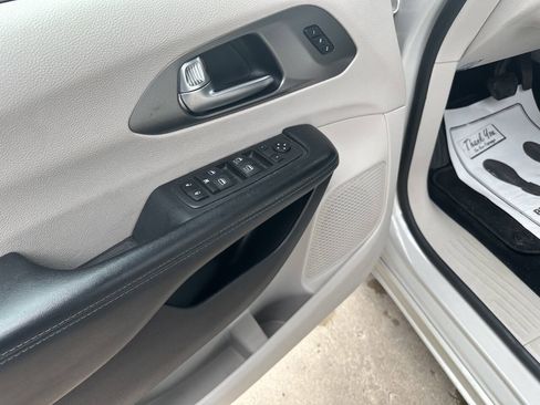 Used 2021 Chrysler Pacifica Touring-L FWD image 16