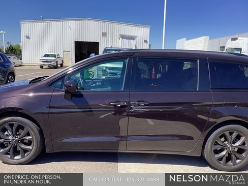 Used 2018 Chrysler Pacifica Touring-L Plus FWD image 9