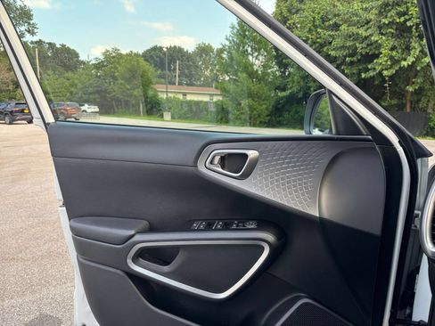 Used 2025 Kia Soul LX w/ LX Technology Package FWD image 18