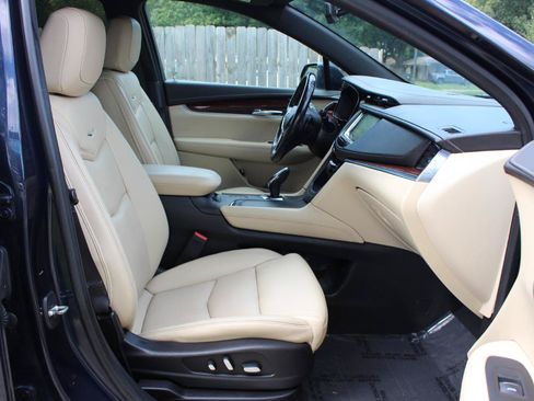 Used 2017 Cadillac XT5 Luxury AWD/4WD image 38