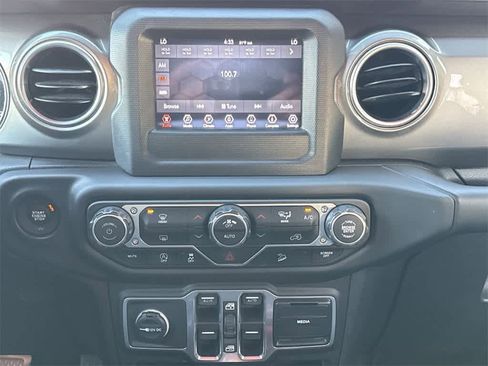 Used 2018 Jeep Wrangler Unlimited Sahara image 15