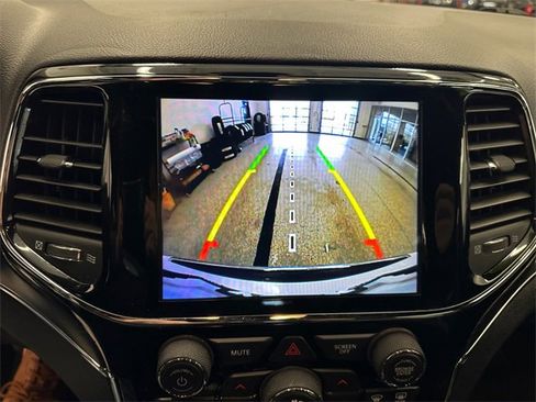 Used 2019 Jeep Grand Cherokee Limited image 17