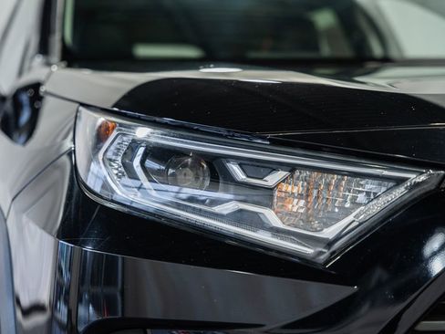 Used 2021 Toyota RAV4 XLE Premium image 11