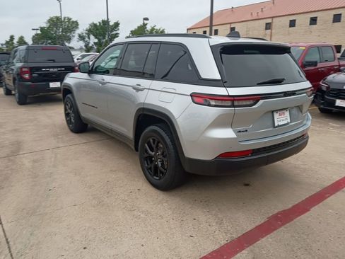 Used 2025 Jeep Grand Cherokee Altitude AWD/4WD image 8