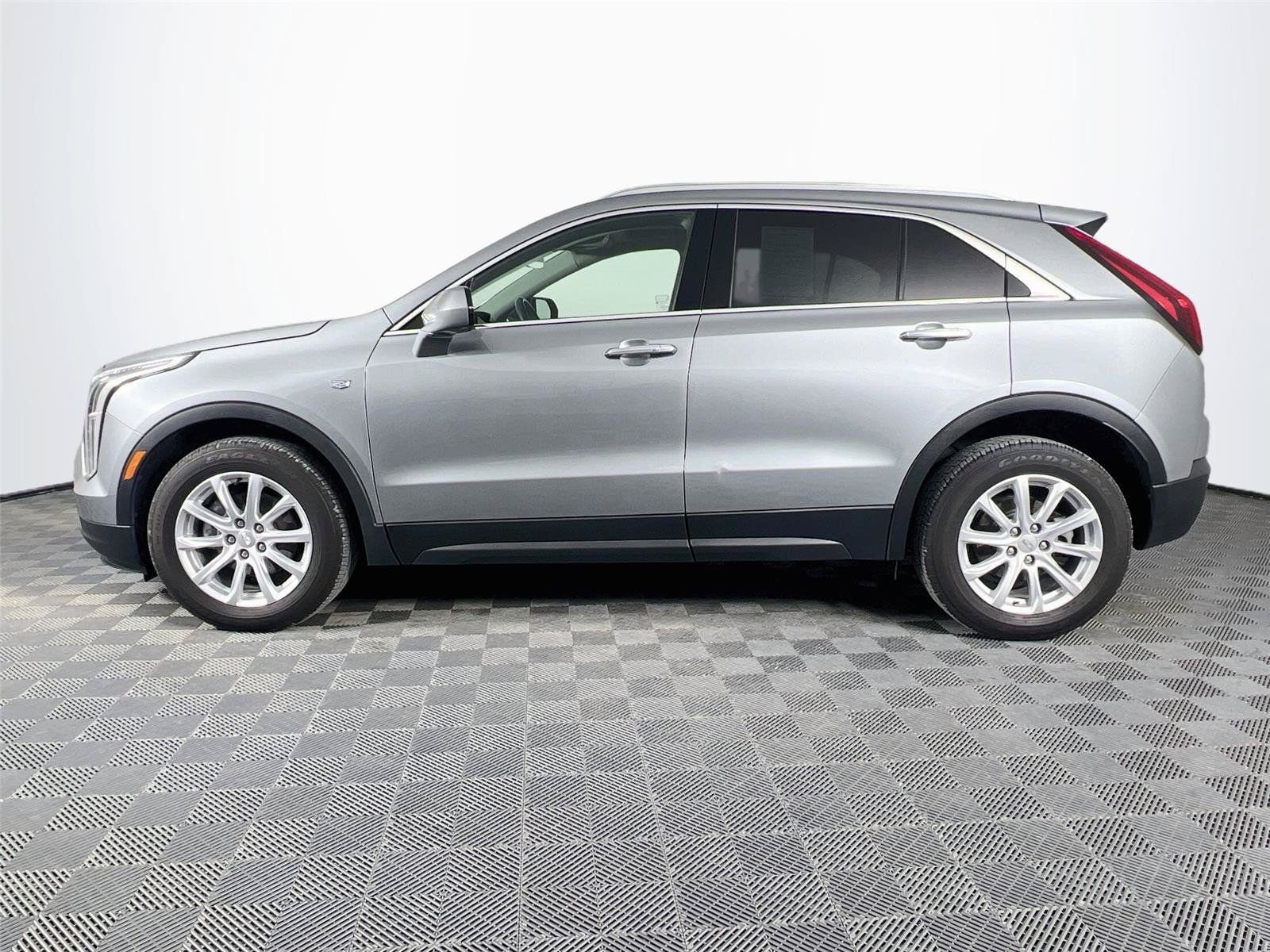 Used 2023 Cadillac XT4 Luxury w/ Cold Weather Package AWD/4WD image 3