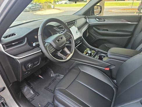 New 2025 Jeep Grand Cherokee L Limited image 18