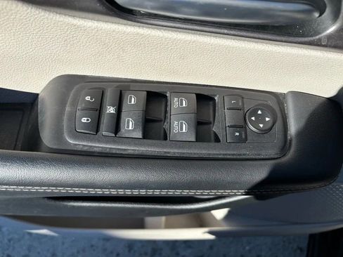 Used 2024 Chrysler Pacifica Touring-L FWD image 18