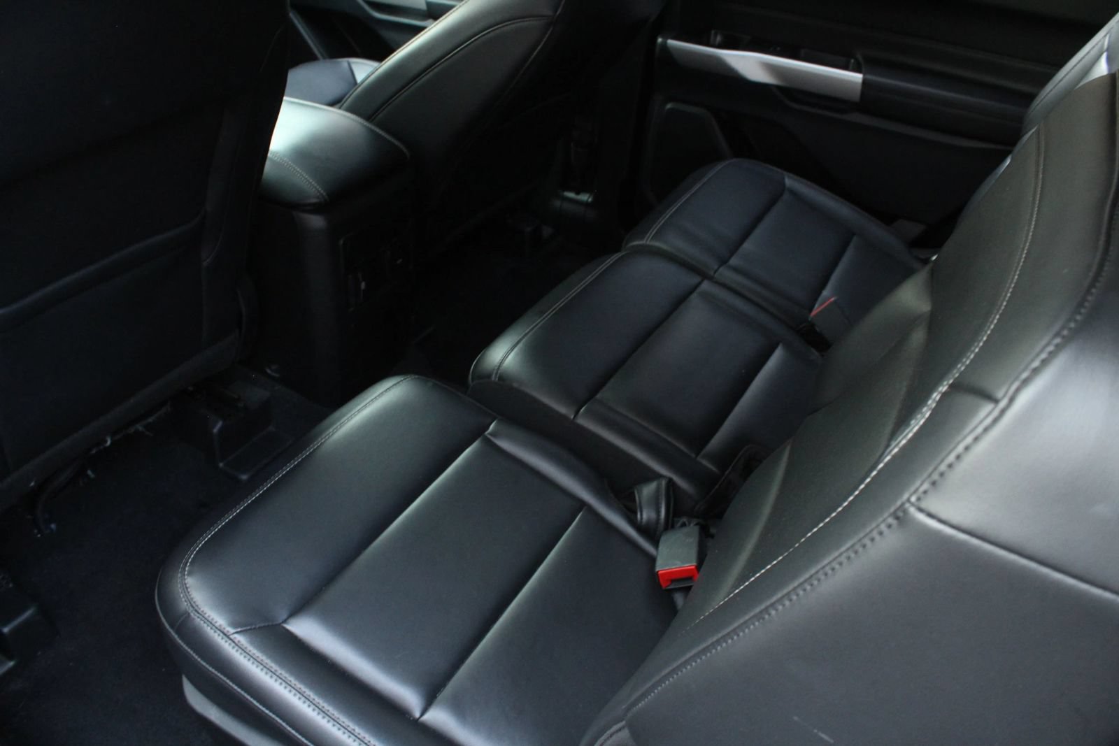 Used 2023 Ford Explorer XLT w/ Equipment Group 202A AWD/4WD image 21